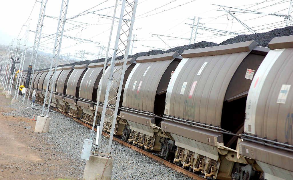 Aurizon and Ensham have extended their contract to haul coal from Central Queensland to the Port of Gladstone. Aurizon and Ensham have extended their contract to haul coal from Central Queensland to the Port of Gladstone.